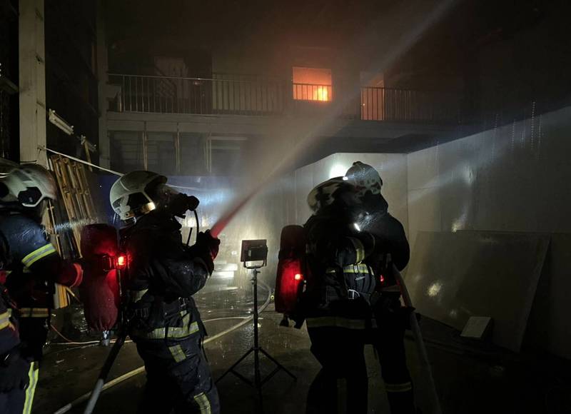 大火夜襲！彰化伸港工廠烈焰猛竄 40消防員搶救