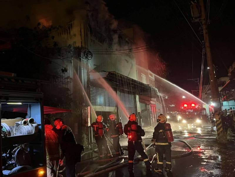 大火夜襲！彰化伸港工廠烈焰猛竄 40消防員搶救
