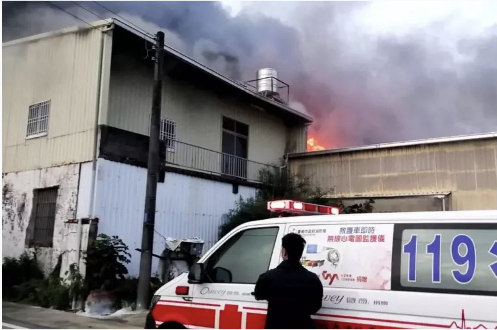台南關廟食品工廠火警 鐵皮倉庫冒濃煙幸無人傷亡