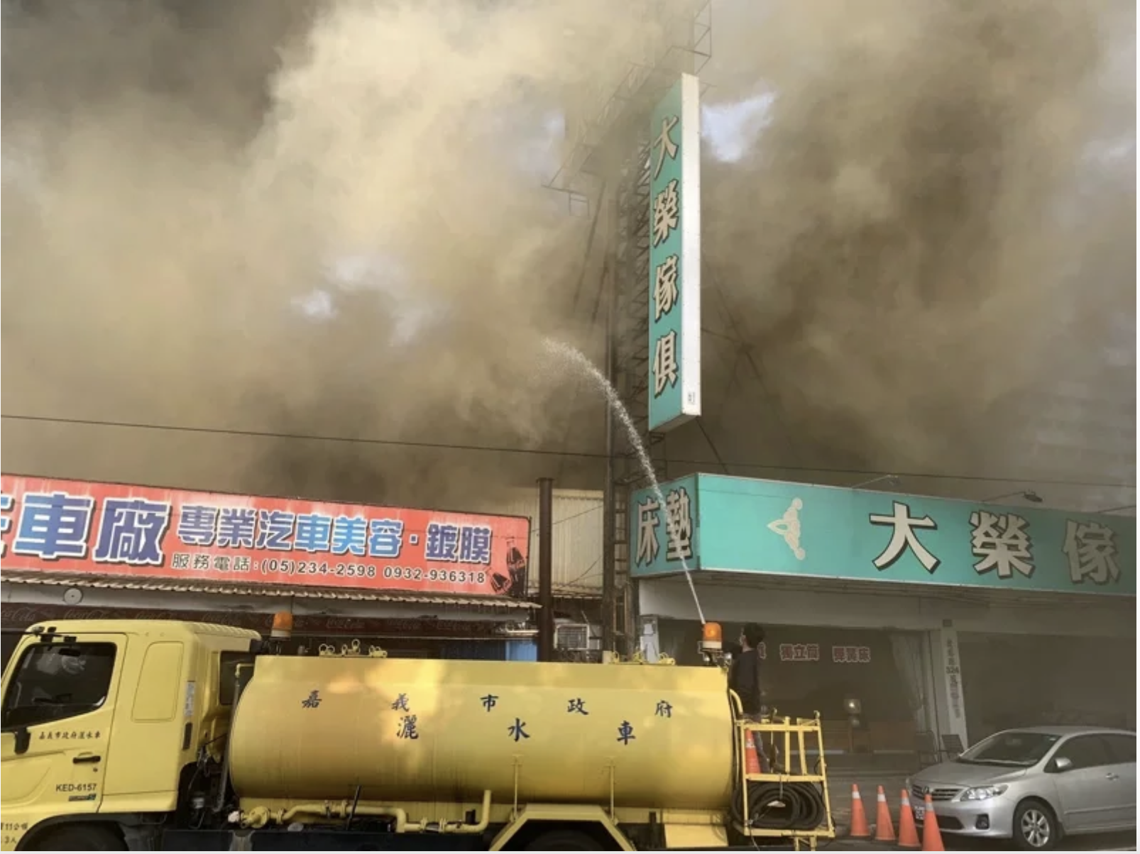 嘉市北港路家具行大火黑煙猛竄 消防到場已延燒3店