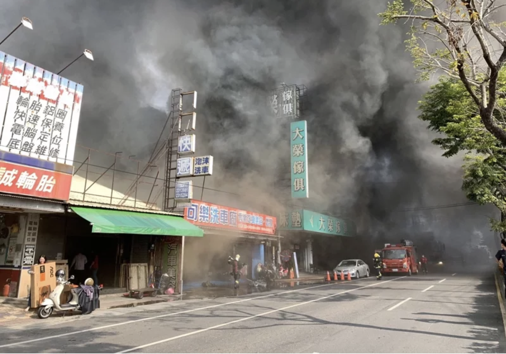 嘉市北港路家具行大火黑煙猛竄 消防到場已延燒3店
